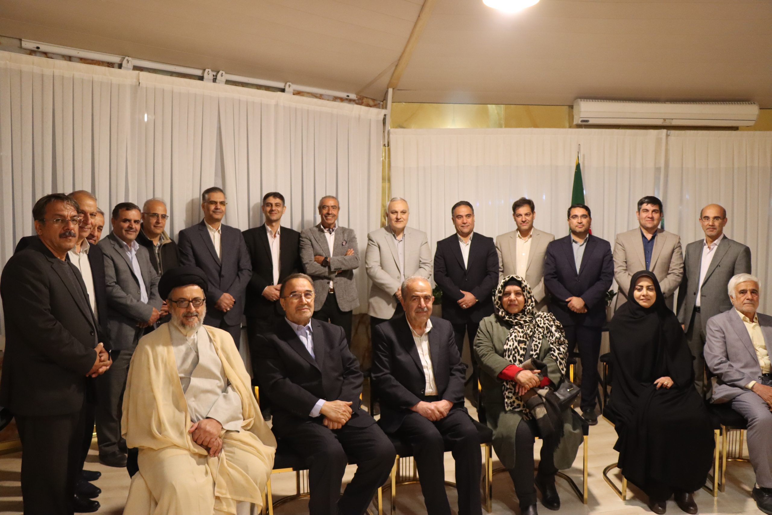 نشست صمیمی اعضای شورای اسلامی و شهرداران ادوار گذشته شهر طرقبه با اعضای شورای اسلامی و شهردار شهر طرقبه