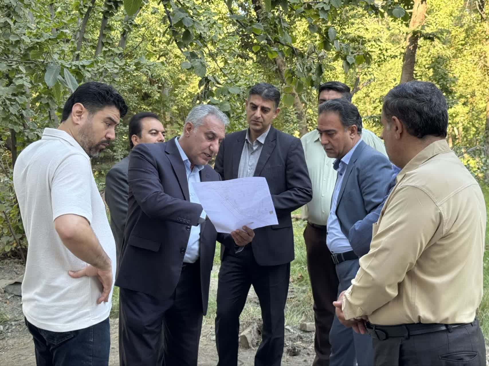 بازدید و بررسی میدانی اعضای شورای اسلامی شهر طرقبه و شهردار از طرح ورودی باغ‌راه شهر